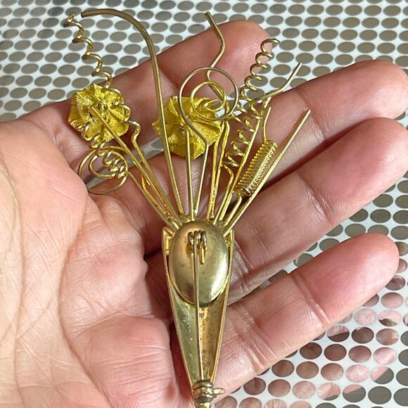 Vintage Gold Tone Floral Arrangement Shaped Brooch Lapel Pin B #18 - Picture 2 of 8